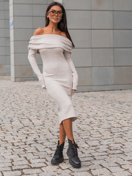 Dopasowana codzienna SUKIENKA swetrowa o klasycznym splocie opuszczana na ramiona beżowa X412