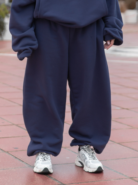 Spodnie o kroju barrel najmodniejsze bawełniane dresowe navy blue X561