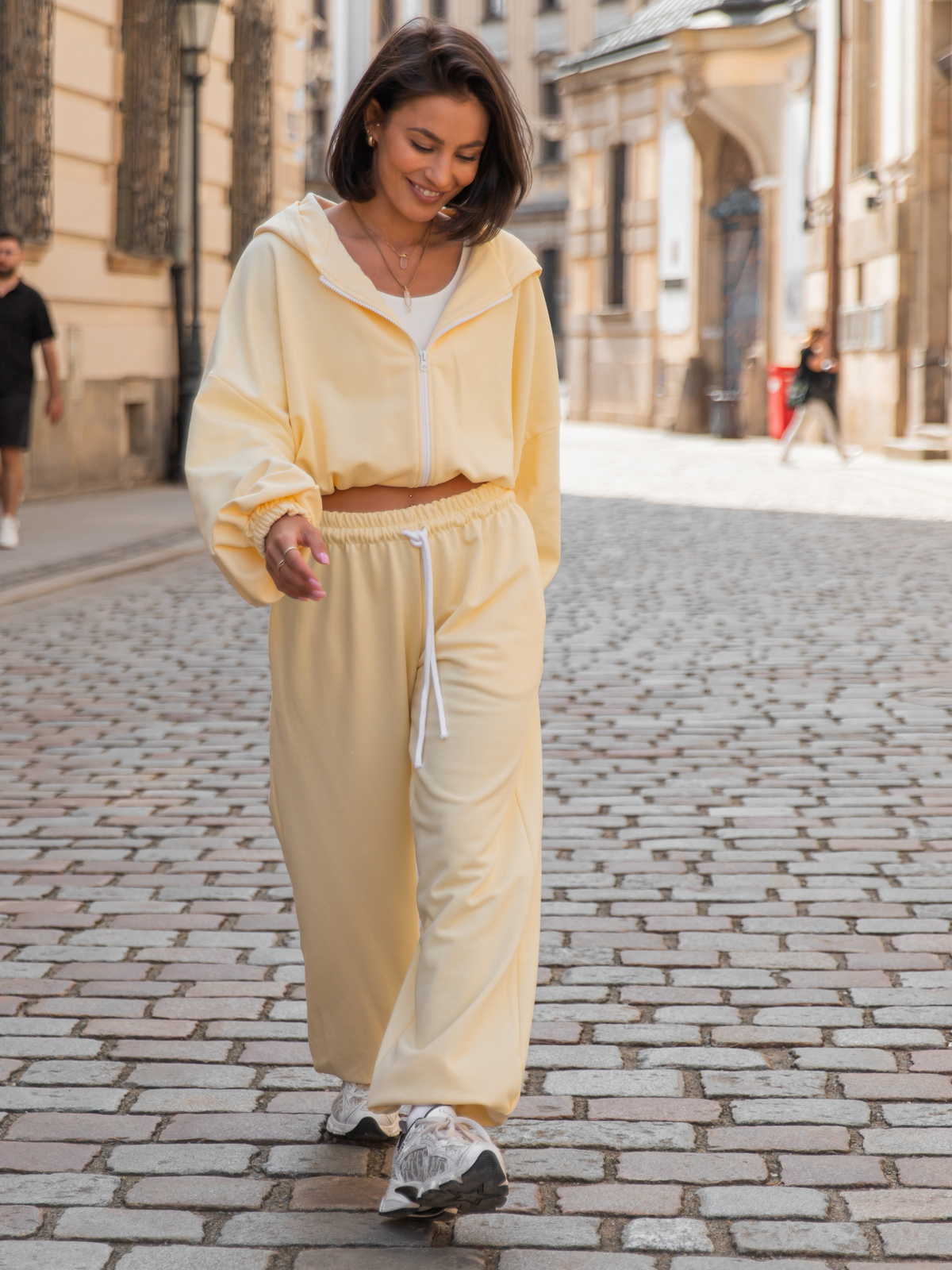 Luźne SPODNIE baggy ze sznurkiem z bawełnianej dresówki niedrapanej od wewnątrz butter yellow jasny żółty X217 k01