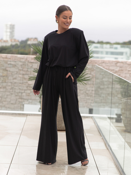 Komfortowy luźny KOMBINEZON z wiscozy z poduszkami na ramionach czarny X472