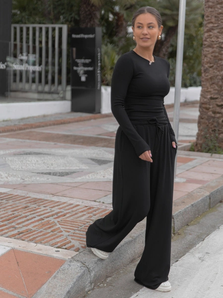 Codzienny KOMPLET bluzka bez dekoltu i luźne spodnie z gumką w pasie z prążkowanej dzianiny wiscoza i bawełna czarny X559