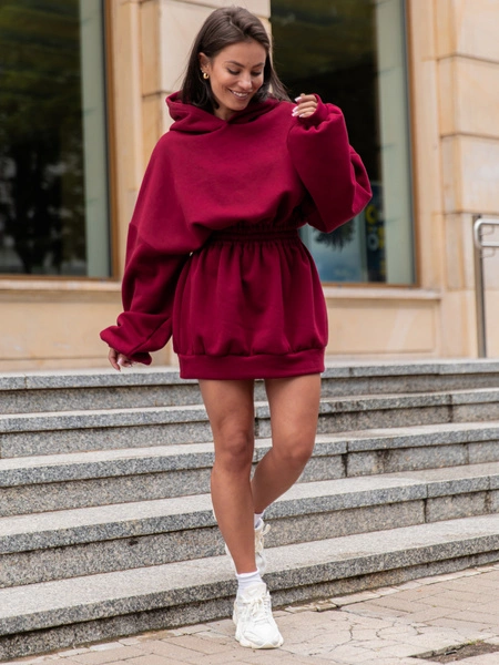 Dresowa bawełniana oversizowa SUKIENKA BLUZA kangurka z kapturem z gumką w pasie bordowa X314 k01