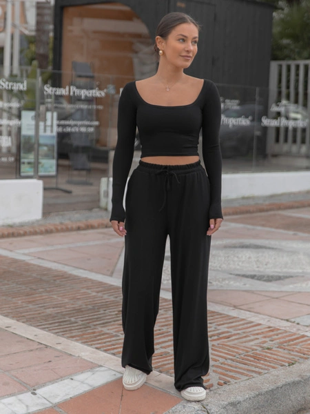 Codzienny KOMPLET krótka bluzka z kwadratowym dekoltem i luźne spodnie z gumką w pasie z prążkowanej dzianiny wiscoza i bawełna czarny X558