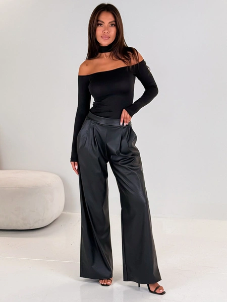 Dopasowana BLUZKA opuszczana na ramiona z chokerem z gładkiej dzianiny czarna E538