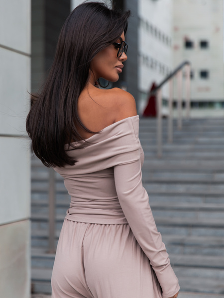 Wiscozowa dopasowana BLUZKA opuszczana na ramiona z długim rękawem mokka X416