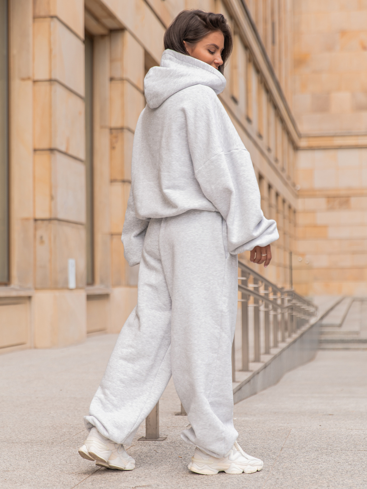 Viralowy ZESTAW: bawełniana BLUZA oversize z kapturem E644 + SPODNIE baggy E643