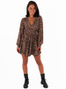 Zwiewna asymetryczna sukienka z dekoltem panterka c355 k01