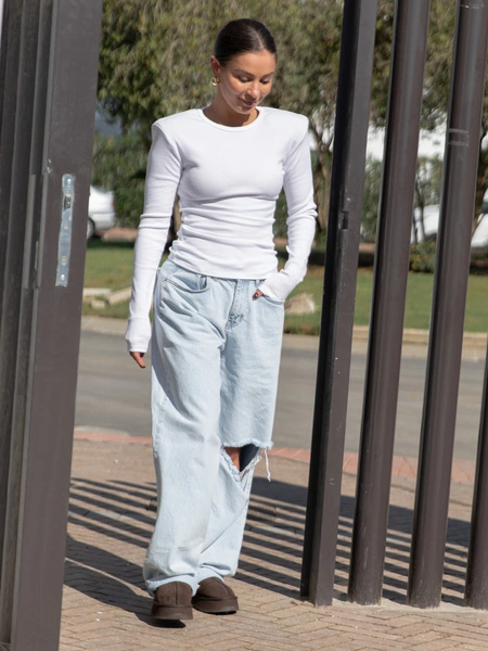 Bawełniana basicowa BLUZKA z dzianiny prążkowanej z poduszkami na ramionach biały X465