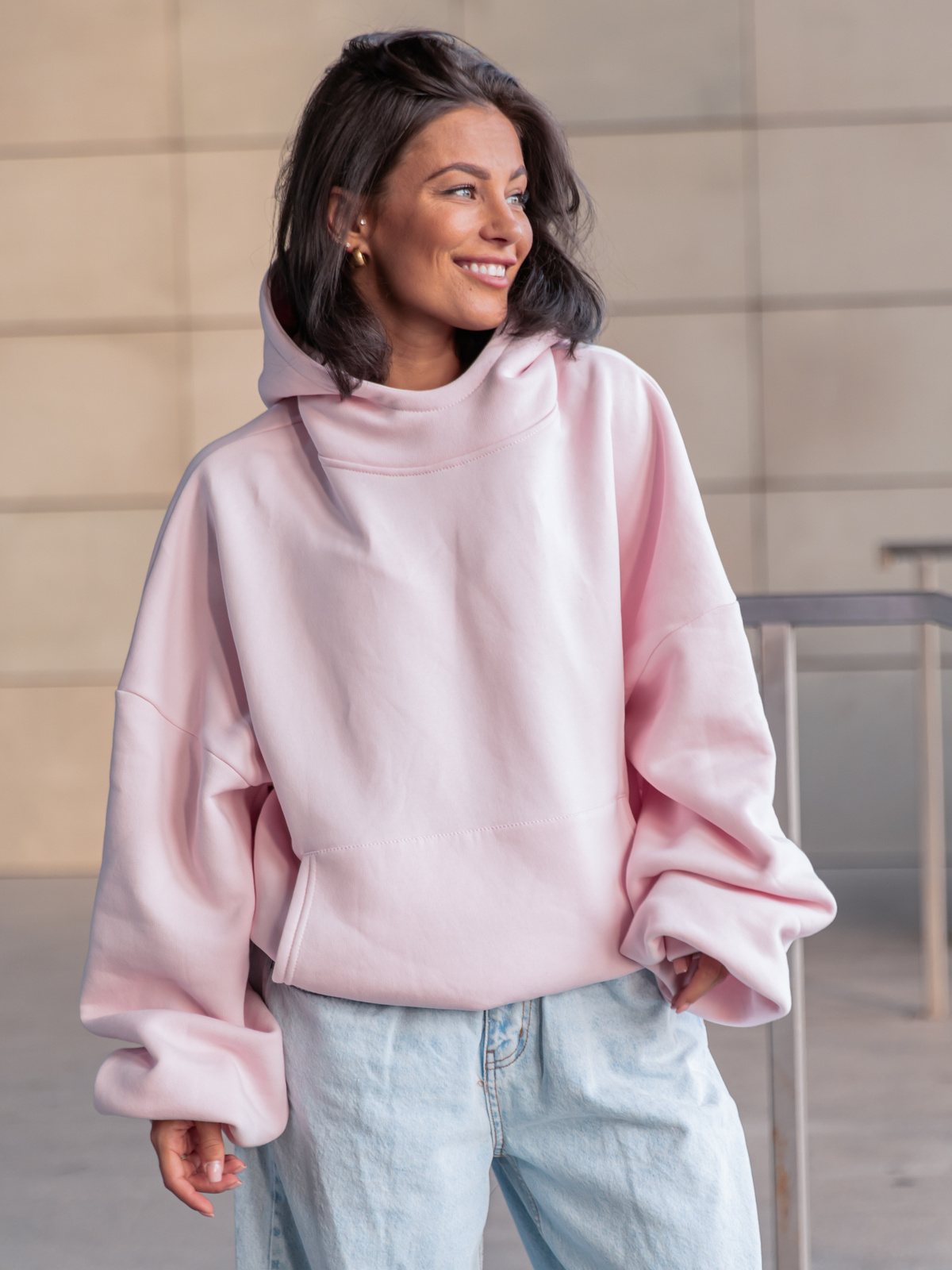 Viralowa Bawełniana BLUZA z drapanego dresu z kapturem na stójce z kieszeniami kangurka baby pink E1