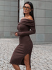 Dopasowana codzienna SUKIENKA swetrowa o klasycznym splocie opuszczana na ramiona brązowa X412