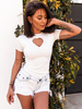 Dopasowana BLUZKA z krótkim rękawem z serduszkiem off white E119 k01