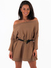 Luźna sukienka swetrowa opuszczana na jedno ramię camel k260