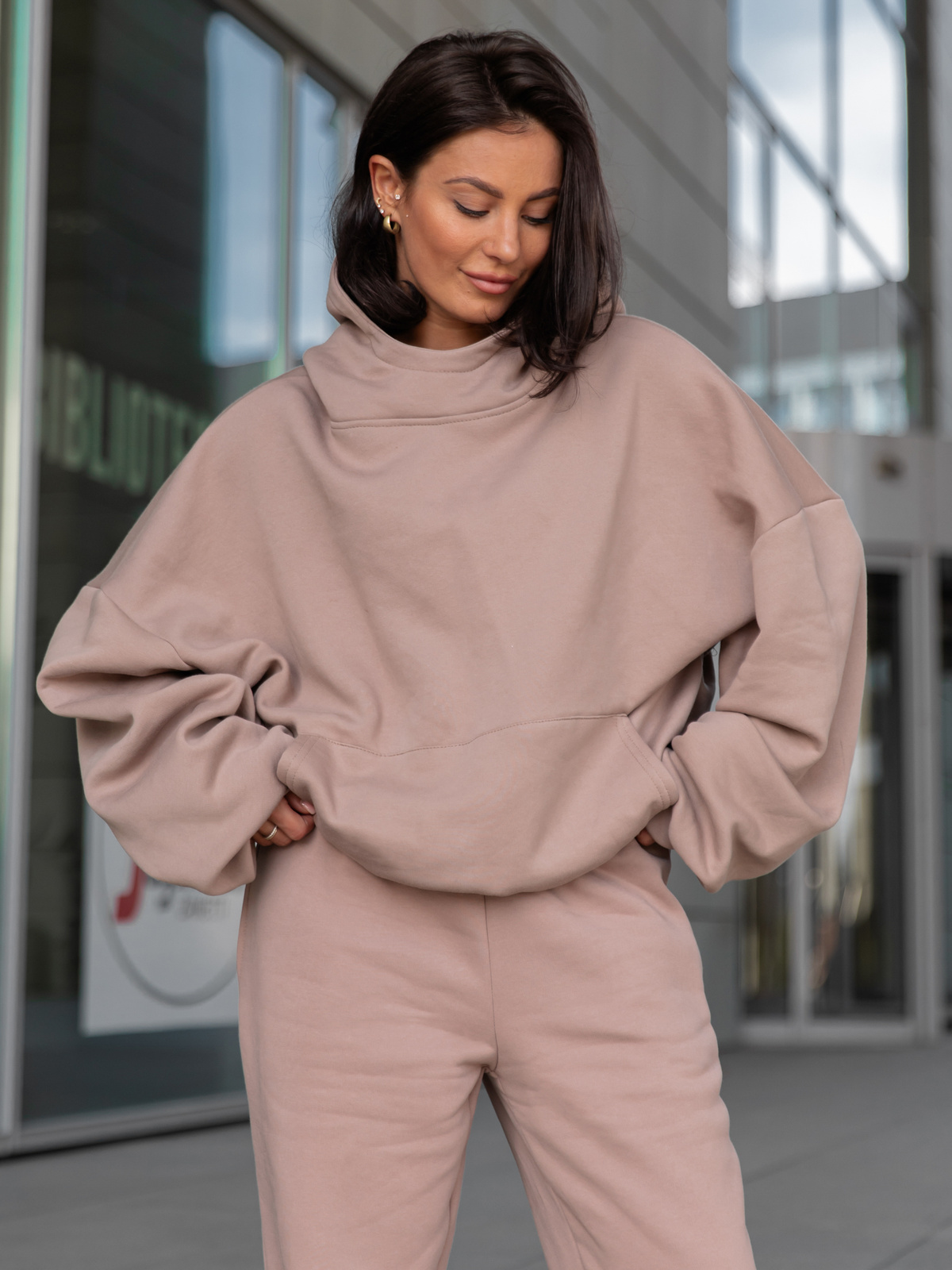 Viralowa Bawełniana BLUZA z drapanego dresu z kapturem na stójce z kieszeniami kangurka mokka E1