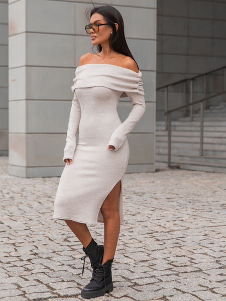Dopasowana codzienna SUKIENKA swetrowa o klasycznym splocie opuszczana na ramiona beżowa X412
