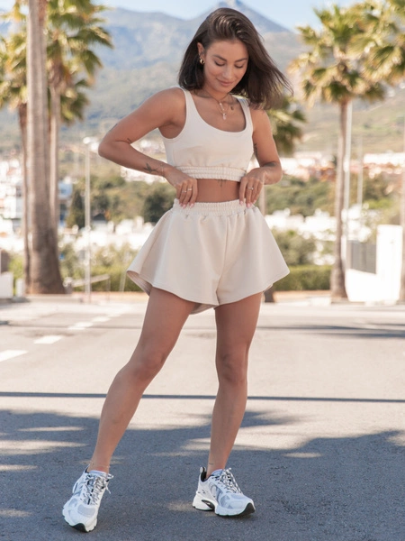 Dresowy bawełniany KOMPLET krótki top na ramkach i krótkie spodenki waniliowy X120 k01