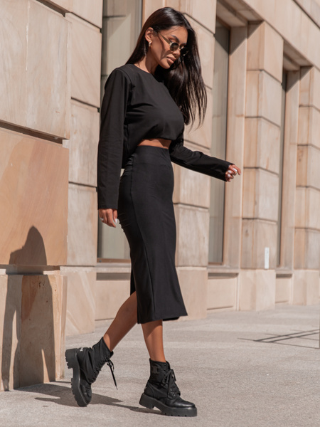 Obcisła midi SPÓDNICA z efektem push up z gładkiej dzianiny czarna X310 k01