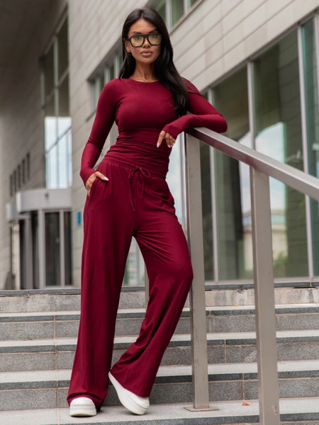 Wiskozowy KOMPLET dopasowana bluzka z długim rękawem i luźne spodnie bordowy E351