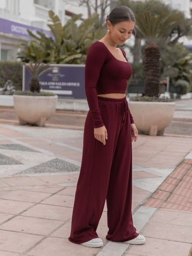 Codzienny KOMPLET krótka bluzka z kwadratowym dekoltem i luźne spodnie z gumką w pasie z prążkowanej dzianiny wiscoza i bawełna bordowy X558