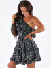 ASYMETRYCZNA ROZKLOSZOWANA SUKIENKA NA JEDNO RAMIĘ czarna w kwiatki B171 k01