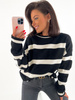 Oversizowy sweter w nieregularne pasy czarny TK196