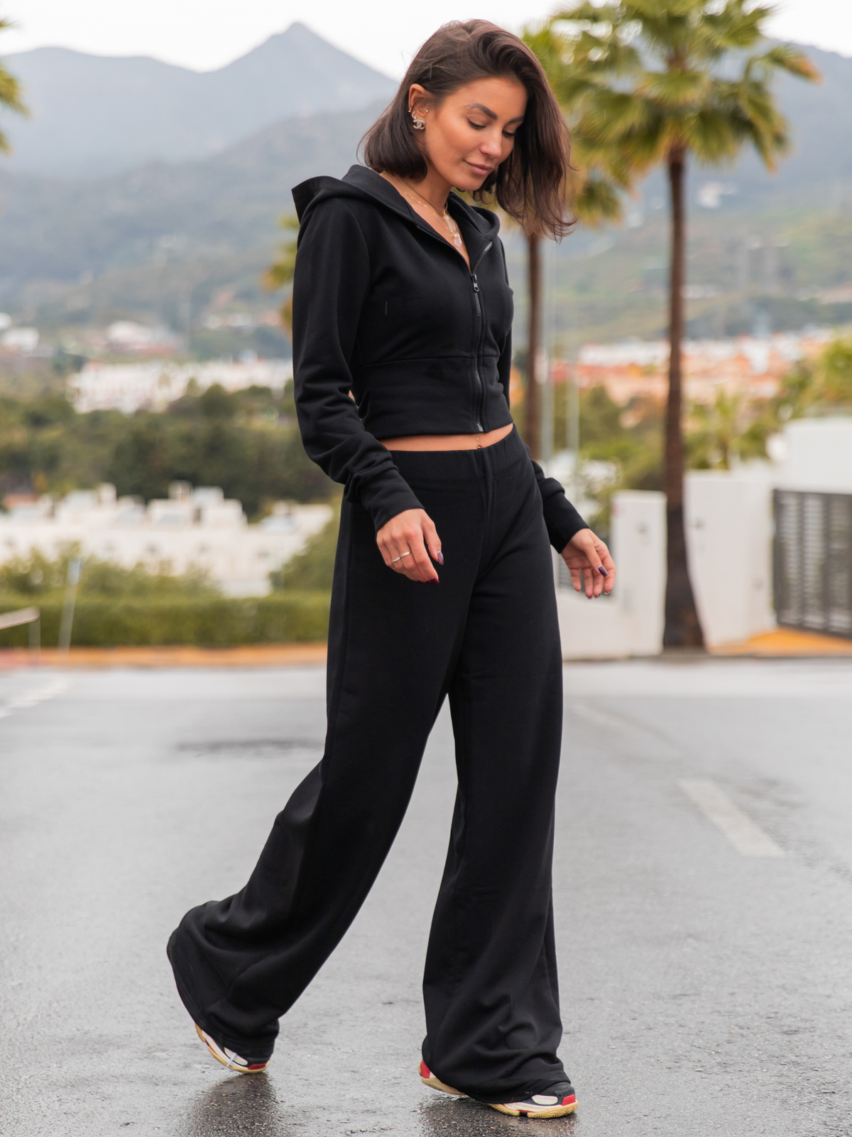 Dresowy bawełniany KOMPLET dopasowana bluza z kapturem i spodnie z poszerzanymi nogawkami czarny X75 k01