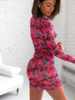 Dopasowana drapowana sukienka długość mini różowa w kwiaty c165 k01