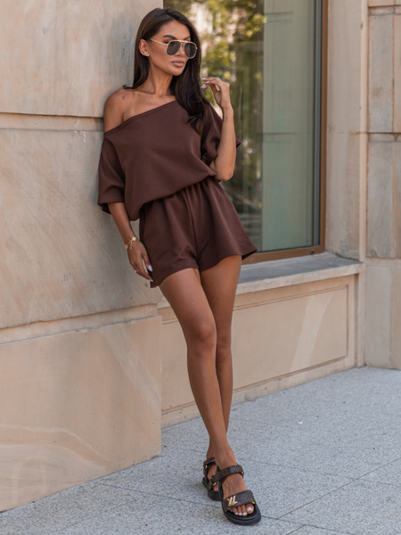 Dresowy bawełniany KOMBINEZON z krótkimi spodenkami brązowy X263