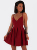 Elegancka rozkloszowana sukienka na cienkich ramiączkach bordowa c319 k01