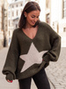 Oversizowy SWETER o szerokim kroju z gwiazdą khaki E406 k01