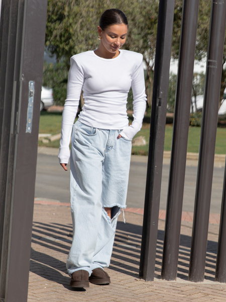 Bawełniana basicowa BLUZKA z dzianiny prążkowanej z poduszkami na ramionach biały X465