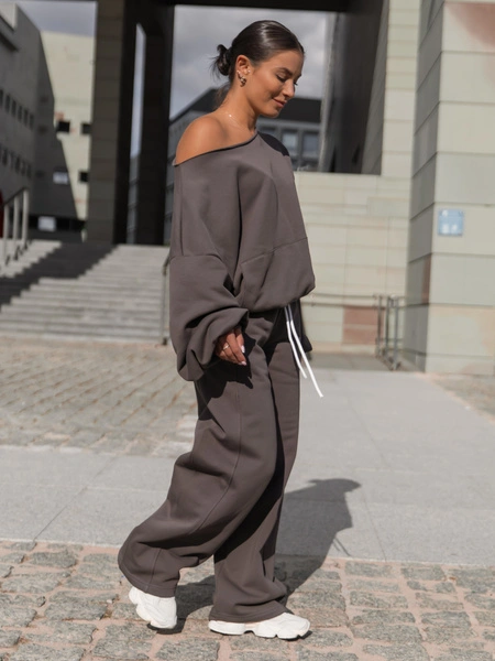 Dresowa bawełniana BLUZA opuszczana na ramiona oversize szeroka dark mokka X400