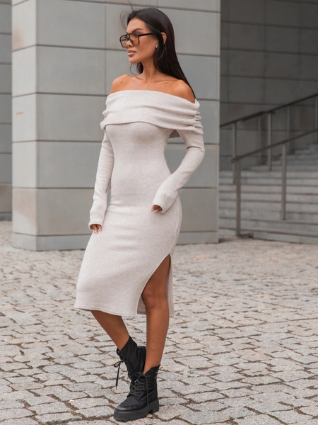 Dopasowana codzienna SUKIENKA swetrowa o klasycznym splocie opuszczana na ramiona beżowa X412 k01