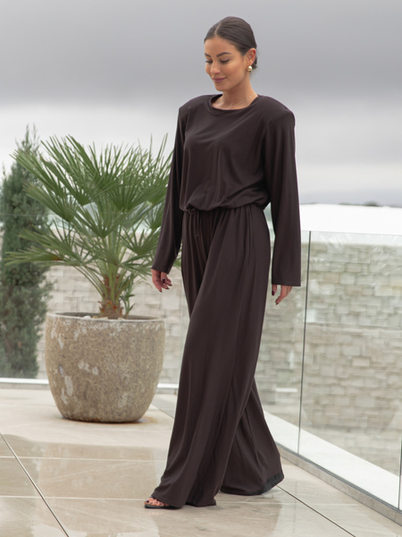 Komfortowy luźny KOMBINEZON z wiscozy z poduszkami na ramionach czekoladowy X472