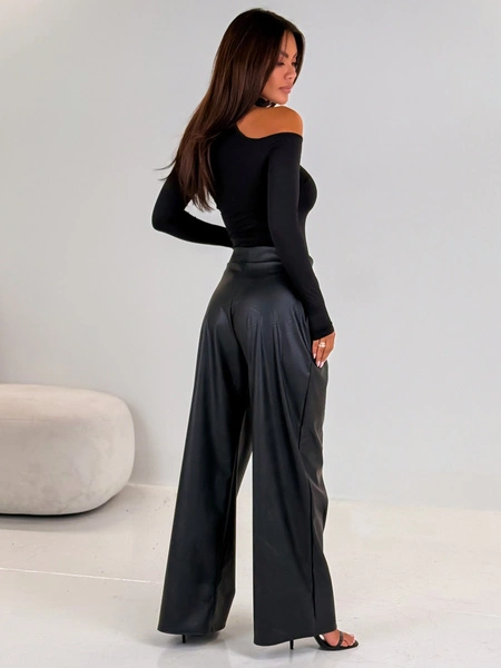 Dopasowana BLUZKA opuszczana na ramiona z chokerem z gładkiej dzianiny czarna E538