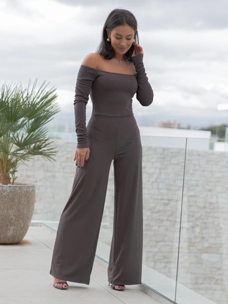 Elegancki KOMBINEZON opuszczany na ramiona z szerokimi spodniami dark mokka X454 k01