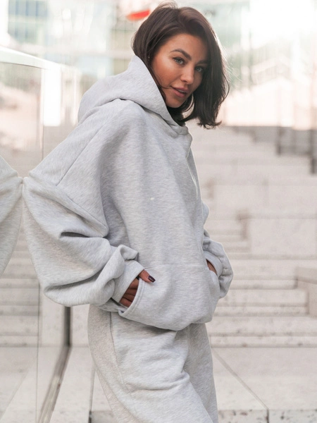 Bawełniana BLUZA z drapanego dresu z kapturem na stójce z kieszeniami kangurka szary melanż E1