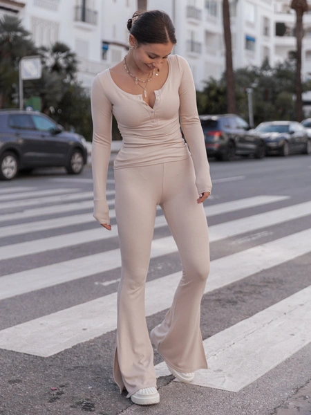 Dopasowane SPODNIE z szerokimi nogawkami z prążkowanej dzianiny wiscoza i bawełna beżowe X505