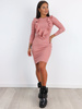 Dopasowana sukienka z prążka falbanki na dekolcie brudny róż a242 k01