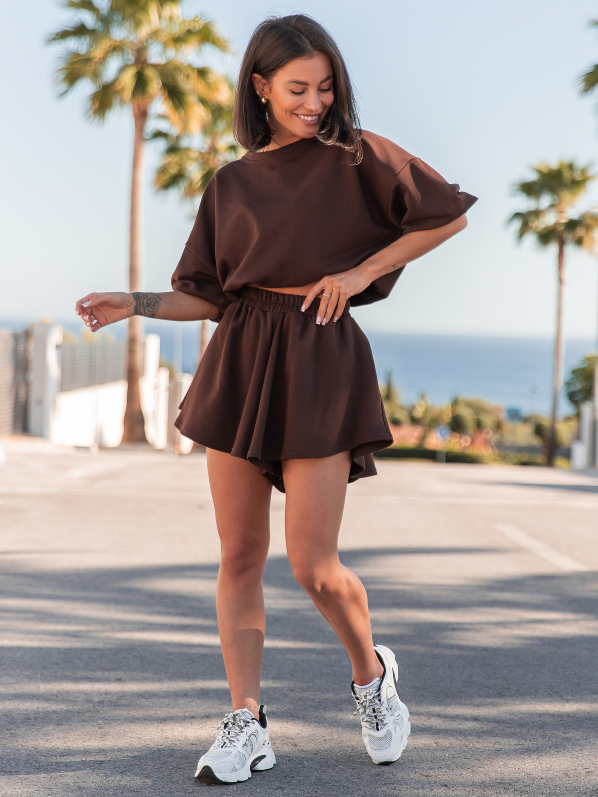 Dresowy bawełniany KOMPLET bluza z krótszym rękawem bluzowana i spodenki asymetryczne czekoladowy X121 k01