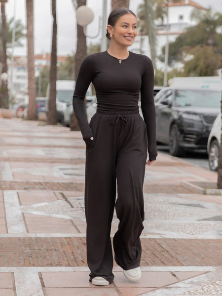 Codzienny KOMPLET bluzka bez dekoltu i luźne spodnie z gumką w pasie z prążkowanej dzianiny wiscoza i bawełna czekoladowy X559