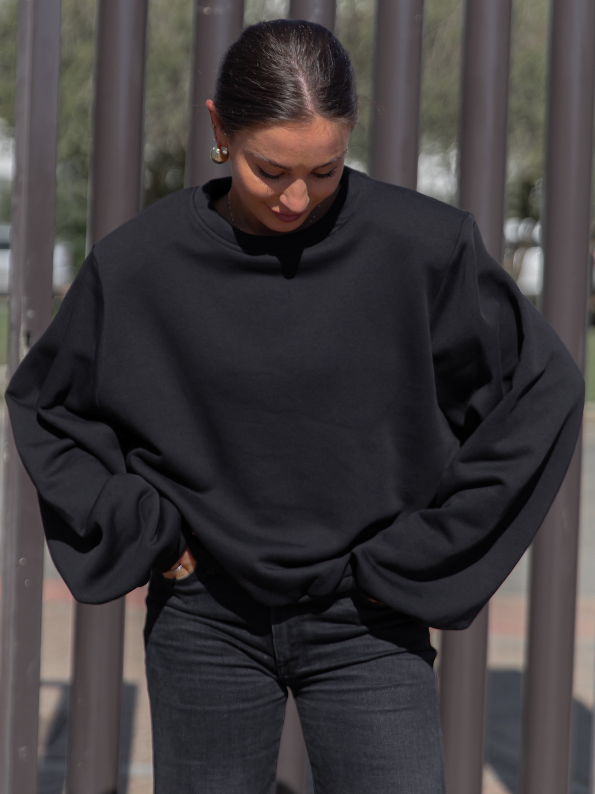 Oversizowa bawełniana BLUZA z drapanego dresu z poduszkami na ramionach czarna X469