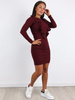 Dopasowana sukienka z prążka falbanki na dekolcie bordowa a242 k01