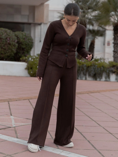 KOMPLET z dzianiny swetrowej dopasowana bluzka na guziki i szerokie spodnie brązowy X553