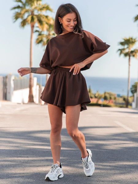 Dresowy bawełniany KOMPLET bluza z krótszym rękawem bluzowana i spodenki asymetryczne czekoladowy X121 k01