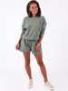 Dresowy kombinezon dekolt v krótkie spodenki khaki b95 kk01