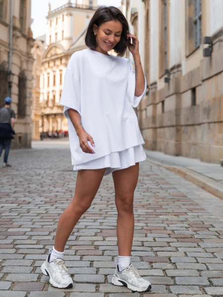 KOMPLET z bawełnianej frotty długi oversizowy t-shirt i krótkie spodenki biały X212 k01