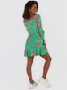 Dopasowana marszczona sukienka z dekoltem zielona w kwiaty c149 k01