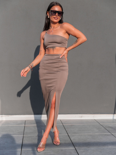 Elegancki KOMPLET dopasowany krótki asymetryczny top na ramkach ze złotymi koralikami i maxi spódnica z rozporkiem coffee E326 k01