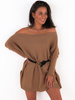 Luźna sukienka swetrowa opuszczana na jedno ramię camel k260