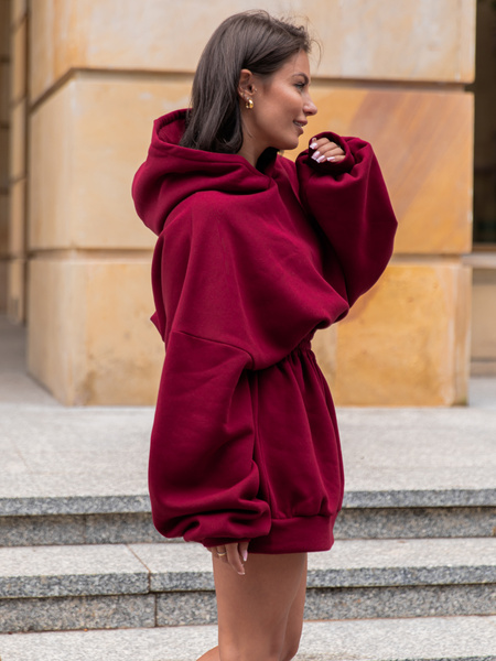 Dresowa bawełniana oversizowa SUKIENKA BLUZA kangurka z kapturem z gumką w pasie bordowa X314 k01